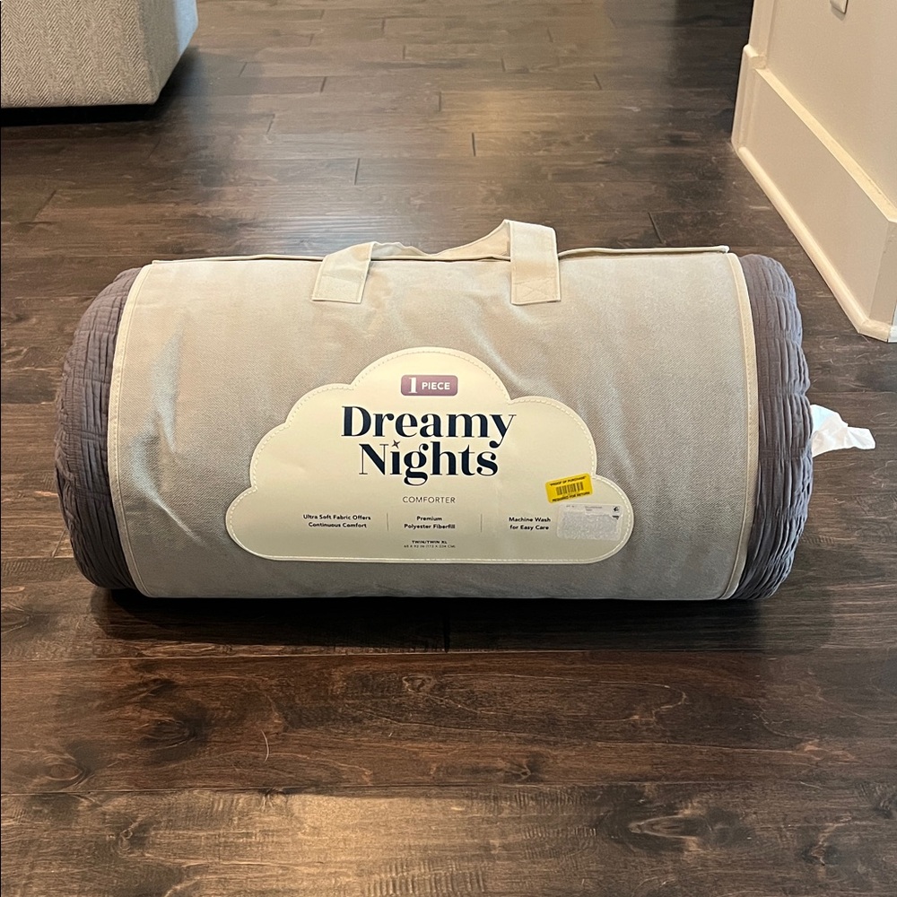 Dreamy Nights Comforter in Gray
